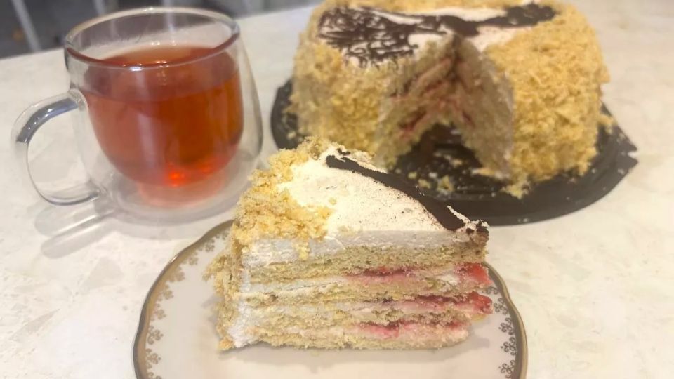Выручает на каждый праздник: торт «Молочная девочка» — коржи пеку не в духовке, а на сковороде