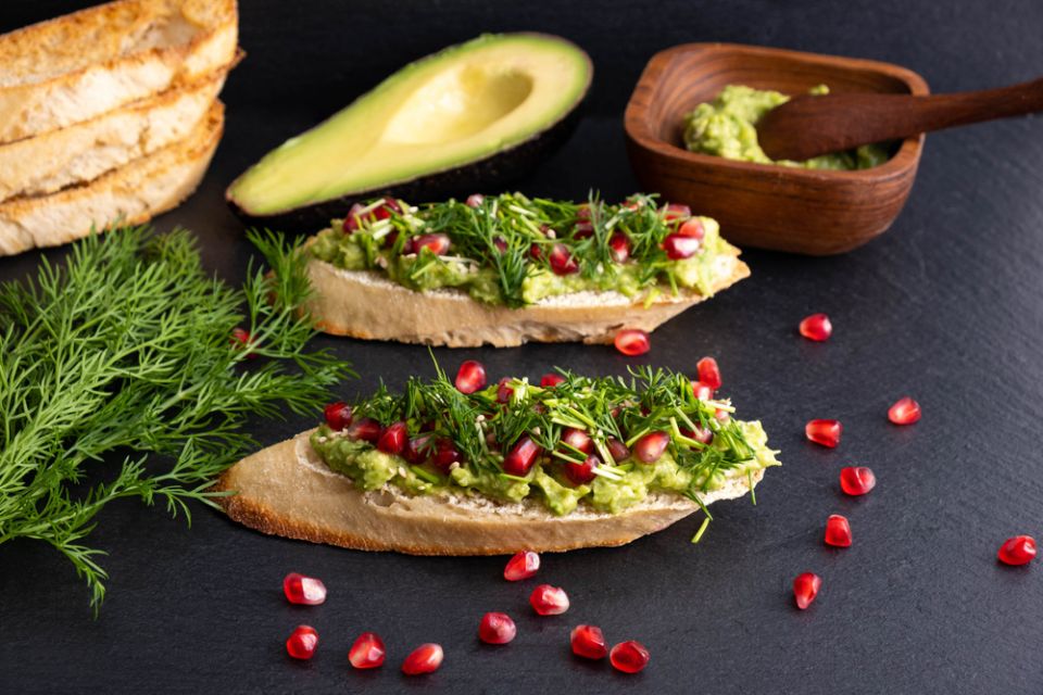 Как удивить гостей: оригинальные закуски с авокадо для праздничного стола