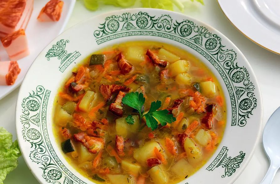 Сытный овощной суп с копченой грудинкой или салом