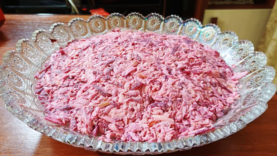 Лёгкая версия классического салата вкусом напоминает домашний уют