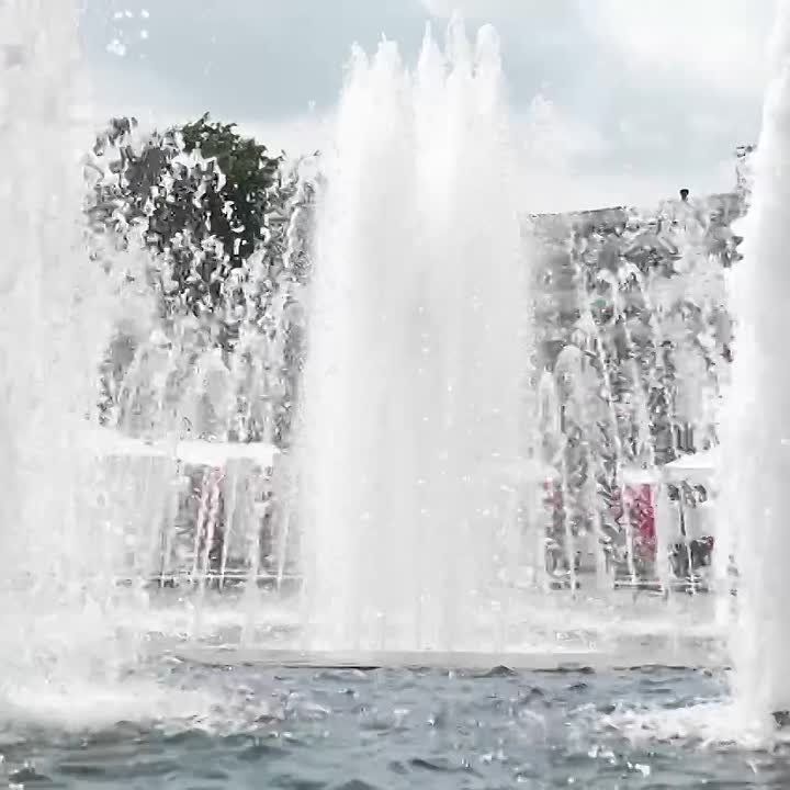  :  70 000       
