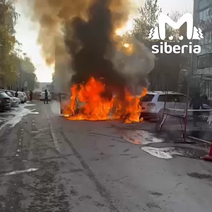 Машина сгорела дотла после аварии в Новосибирске