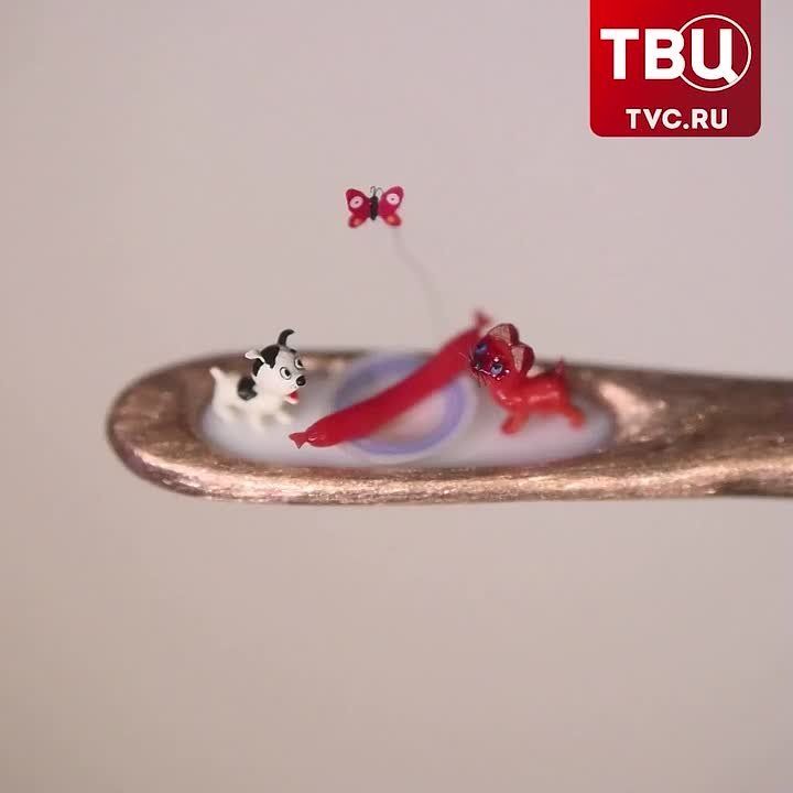 Художник из Новосибирска создал крошечных котенка Гава и Шарика, которые поместились в ушке иглы