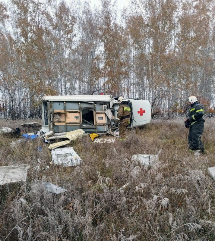Машина скорой помощи вылетела с дороги и перевернулась в Новосибирской области