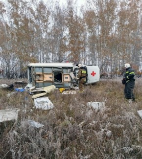 В Новосибирской области на трассе перевернулась скорая помощь с беременной женщиной