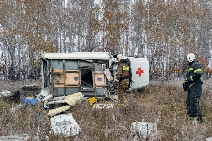 Машина скорой помощи с роженицей вылетела с трассы в Новосибирской области