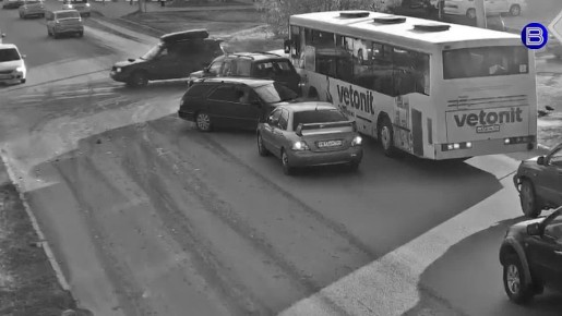 Цепная реакция. Сразу три машины и автобус попали в массовую аварию в Новосибирске