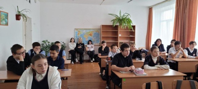В Новосибирской области сотрудники Госавтоинспекции провели со школьниками мероприятие по профилактике безопасности дорожного движения