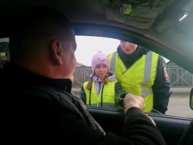 Накануне сотрудники Отделения Госавтоинспекции совместно с отрядом ЮИД "Жезл" Дома детского творчества Кыштовского района провели профилактическую акцию «Я соблюдаю ПДД, соблюдай и Ты!»