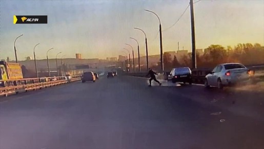 За секунду до: водитель "четырки" в последний момент успел отбежать от летящей на него иномарки