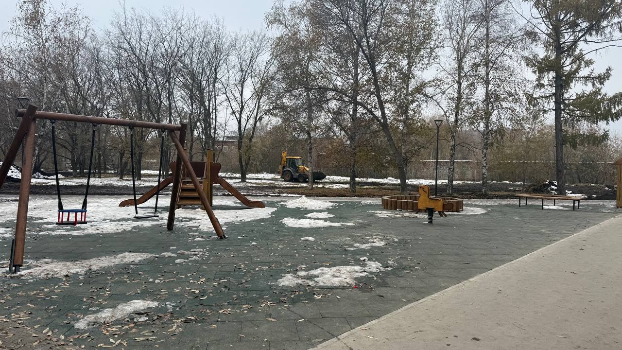 Новый детский городок в сквере Сибиряков-Гвардейцев Новый детский городок в сквере Сибиряков-Гвардейцев