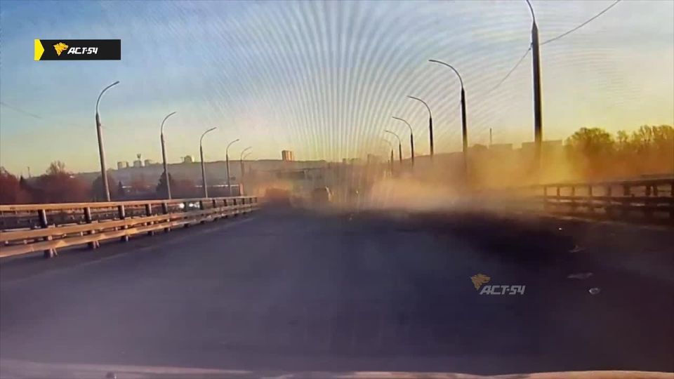 Отменная реакция водителя: успел отбежать от машины, когда в неё на большой скорости влетела другая легковушка