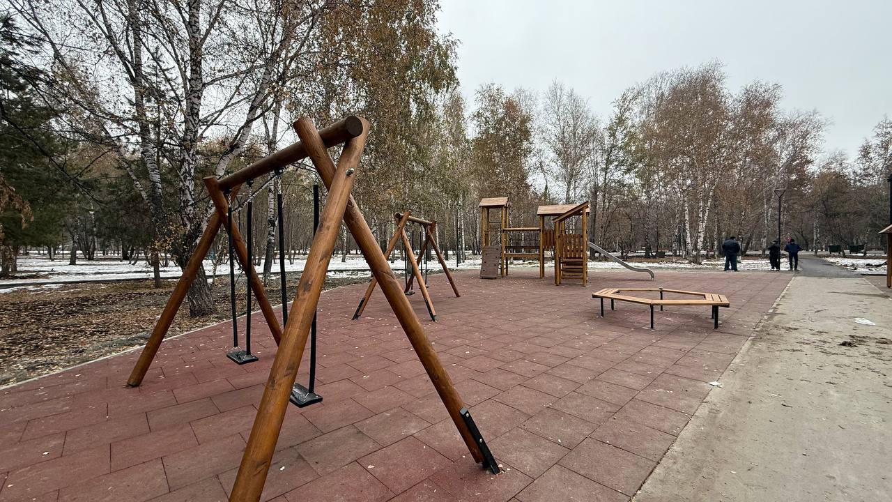 Новый детский городок в сквере Сибиряков-Гвардейцев