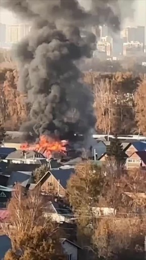 Серьезный пожар вспыхнул в частном секторе на Бронных переулках в Новосибирске