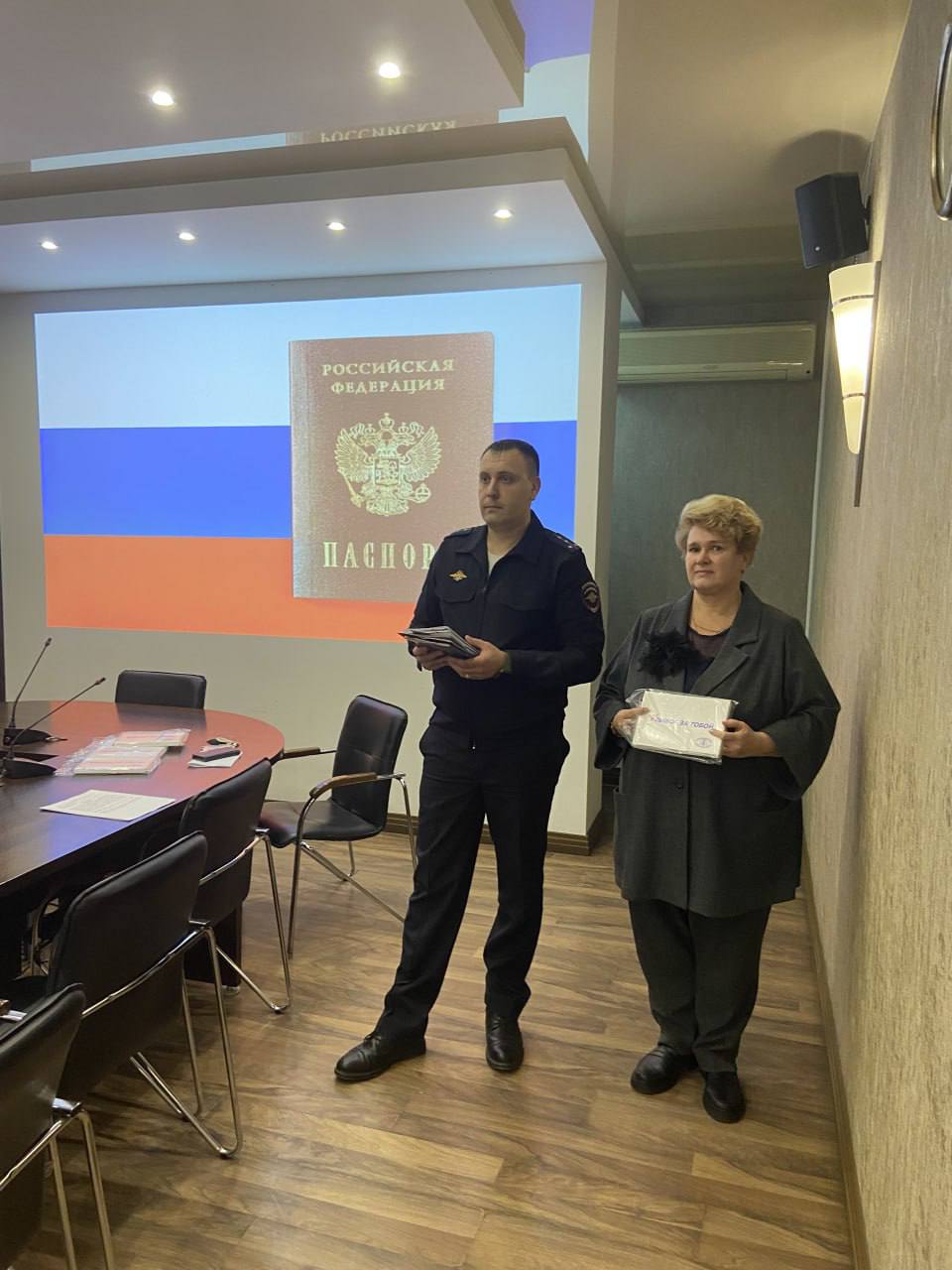 22 октября в администрации Октябрьского района города Новосибирска прошло торжественное мероприятие - вручение паспортов Российской Федерации гражданам, достигшим 14-летнего возраста 22 октября в администрации Октябрьского района города Новосибирска прошло торжественное мероприятие - вручение паспортов Российской Федерации гражданам, достигшим 14-летнего возраста