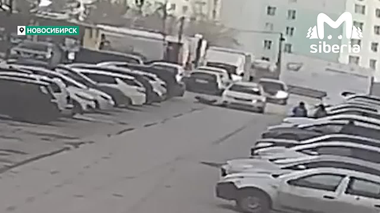 Ребенок врезался в машину на Плющихинском в Новосибирске