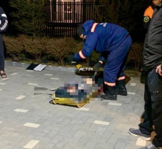 Под окнами многоэтажки в Новосибирске нашли тело мужчины