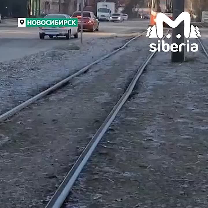 Очень радостный трамвай вприпрыжку скачет по рельсам в Новосибирске