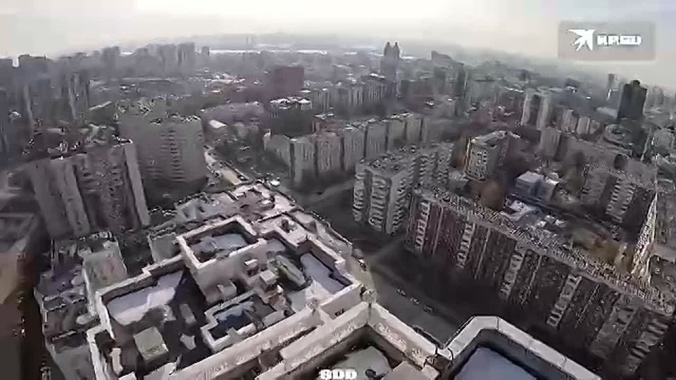 Школьники забрались на шпиль второго по высоте здания в Новосибирске