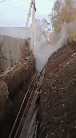 Гейзеры забили на 1-м переулке Костычева в Новосибирске