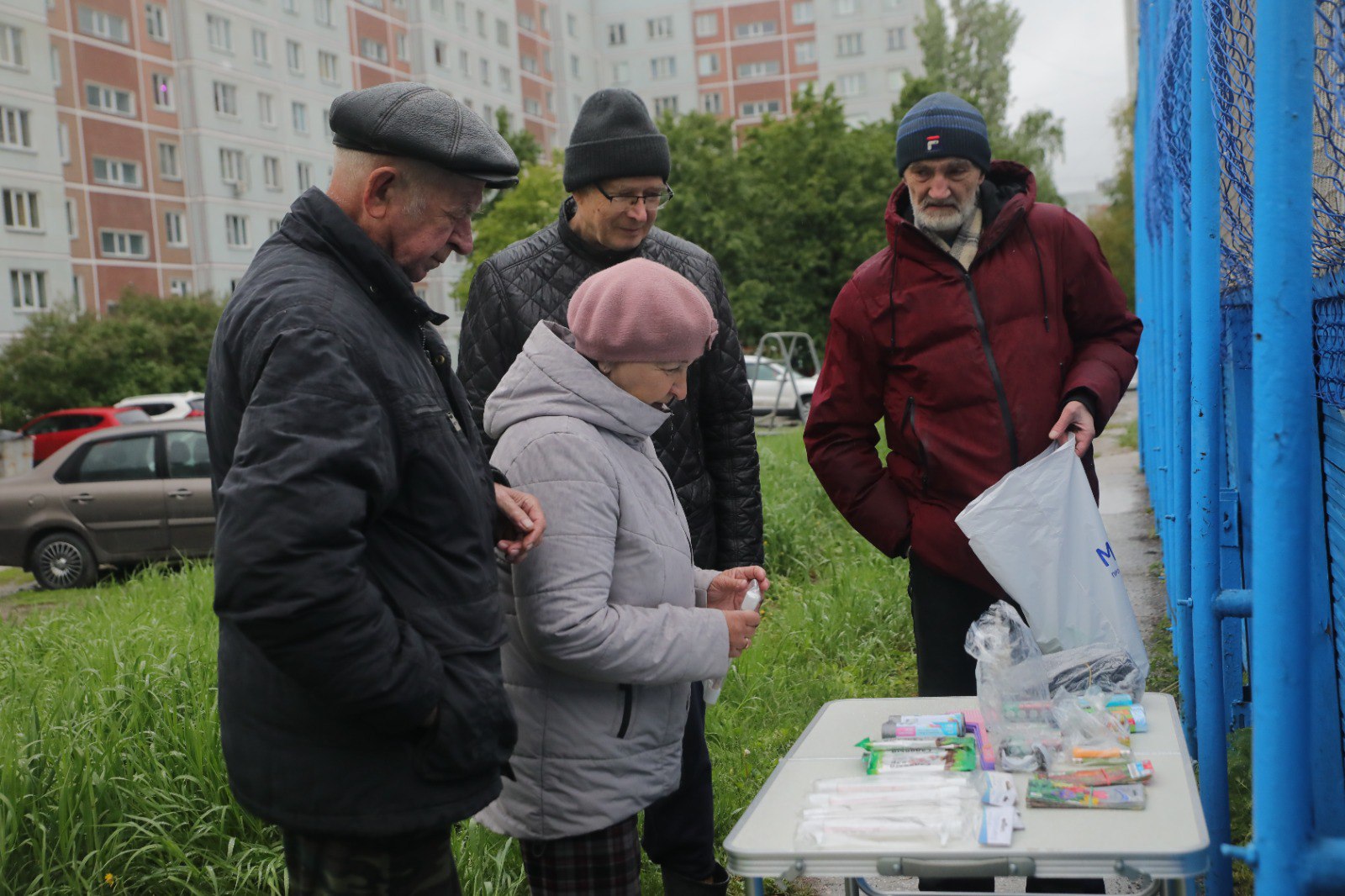 Вторсырьё подарки!. Жителей Академгородка приглашают на заключительную в этом году акцию «Экодвор»! Экомобиль Спецавтохозяйства вновь соберёт накопившиеся пластик, стекло, жестяные банки и макулатуру