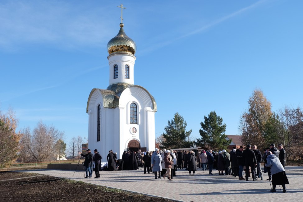 Председатель Законодательного Собрания Новосибирской области Андрей Шимкив и депутаты регионального парламента приняли участие в открытии часовни в селе Верх-Ирмень
