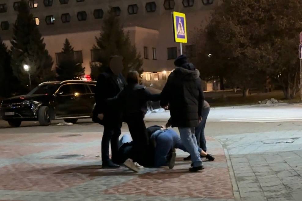 «Они схватили моего мужа и стали бить»: двое мужчин избили новосибирца возле ресторана «Магадан»