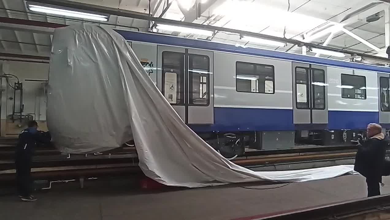 Два новых состава «распаковывали» в новосибирском метро при участии специалистов «Метровагонмаш»