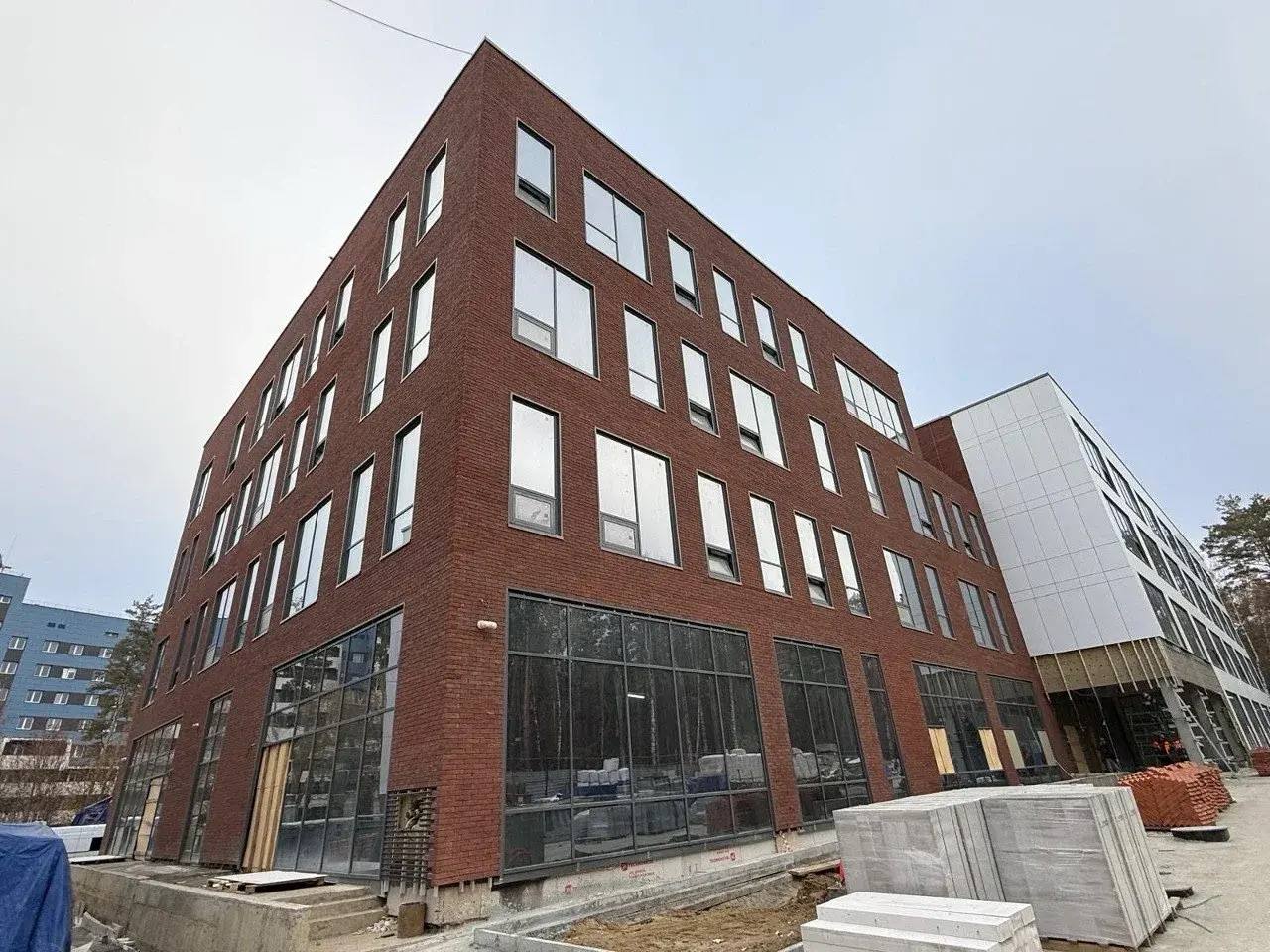 В здании учебно-научного центра на базе кампуса в Новосибирске завершилось устройство кровли В здании учебно-научного центра на базе кампуса в Новосибирске завершилось устройство кровли