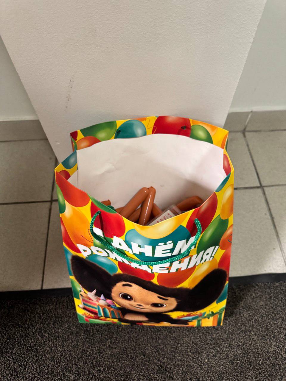 Директор новосибирского мясокомбината поздравил сотрудницу с рождением двойняшек Директор новосибирского мясокомбината поздравил сотрудницу с рождением двойняшек