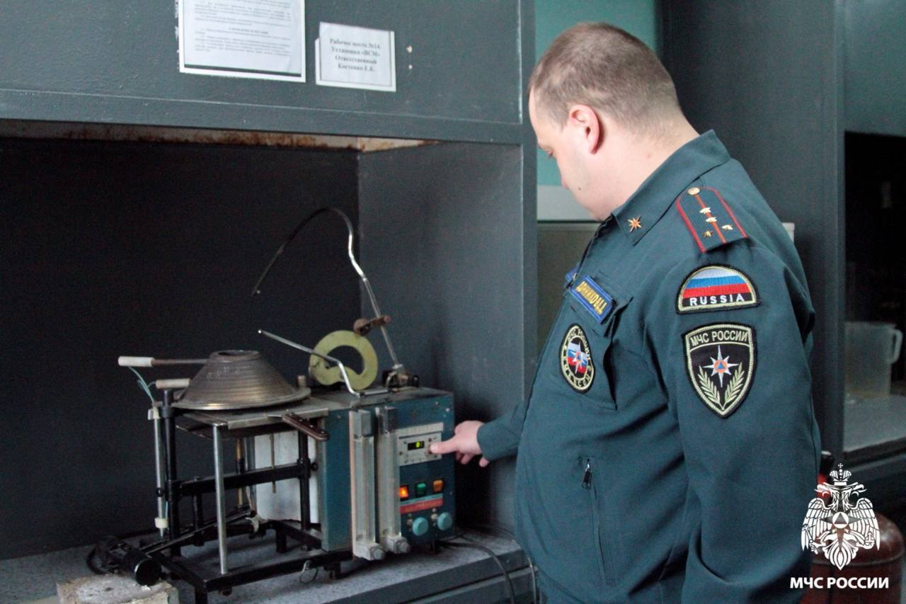 Расследование пожаров. Что привело к пожару, где располагался очаг возгорания и исследование вещдоков с места происшествия – это то, чем занимаются эксперты Испытательной пожарной лаборатории Новосибирской области Расследование пожаров. Что привело к пожару, где располагался очаг возгорания и исследование вещдоков с места происшествия – это то, чем занимаются эксперты Испытательной пожарной лаборатории Новосибирской области