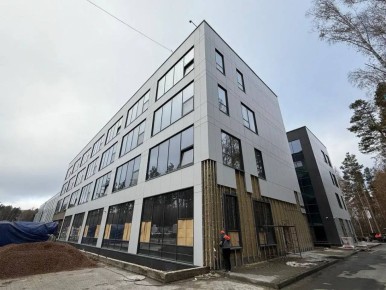 В здании учебно-научного центра на базе кампуса в Новосибирске завершилось устройство кровли