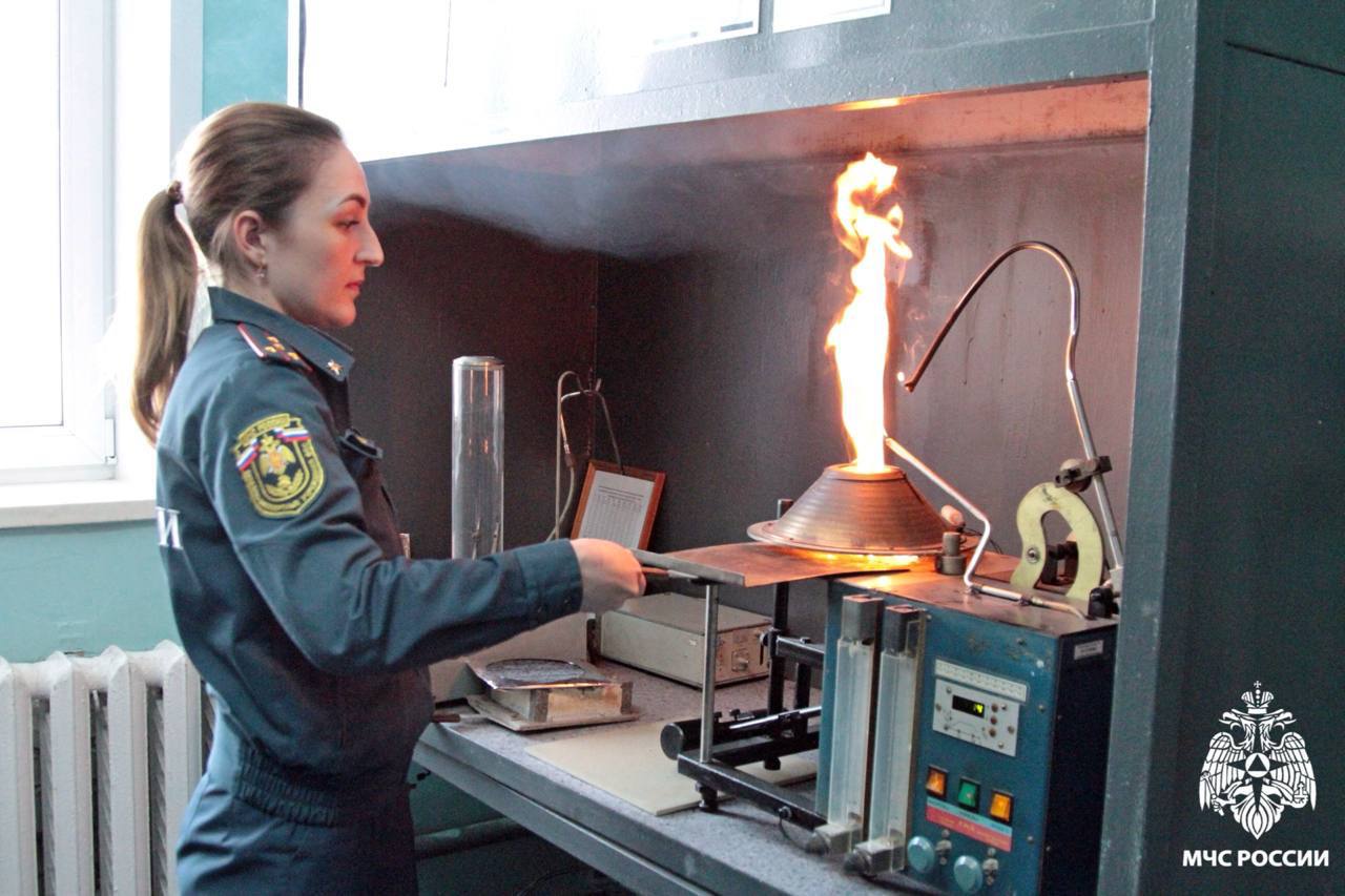 Расследование пожаров. Что привело к пожару, где располагался очаг возгорания и исследование вещдоков с места происшествия – это то, чем занимаются эксперты Испытательной пожарной лаборатории Новосибирской области Расследование пожаров. Что привело к пожару, где располагался очаг возгорания и исследование вещдоков с места происшествия – это то, чем занимаются эксперты Испытательной пожарной лаборатории Новосибирской области