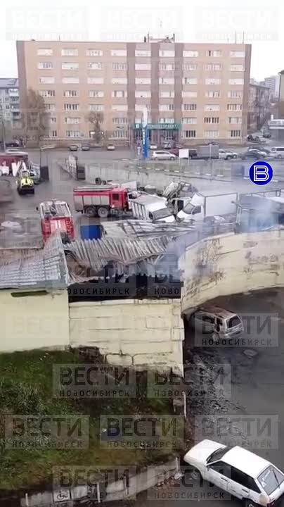 Дым из пепелища. Пожарные расчёты вновь работают на месте сгоревшей пекарни в Новосибирске