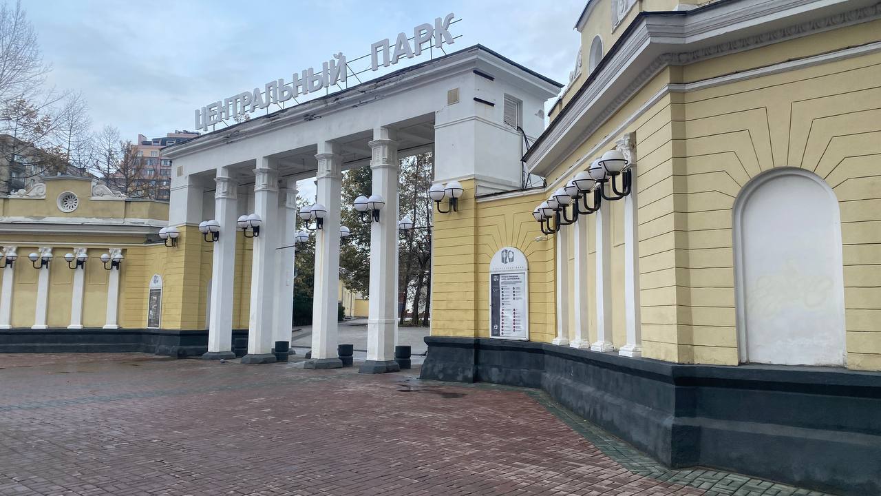 Максим Кудрявцев: Приступили к ремонту здания на улице Ядринцевской — справа от входной группы парка «Центральный»