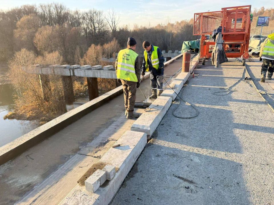 На мосту через реку Иню на Бердском шоссе завершены работы по проезжей части и тротуарам