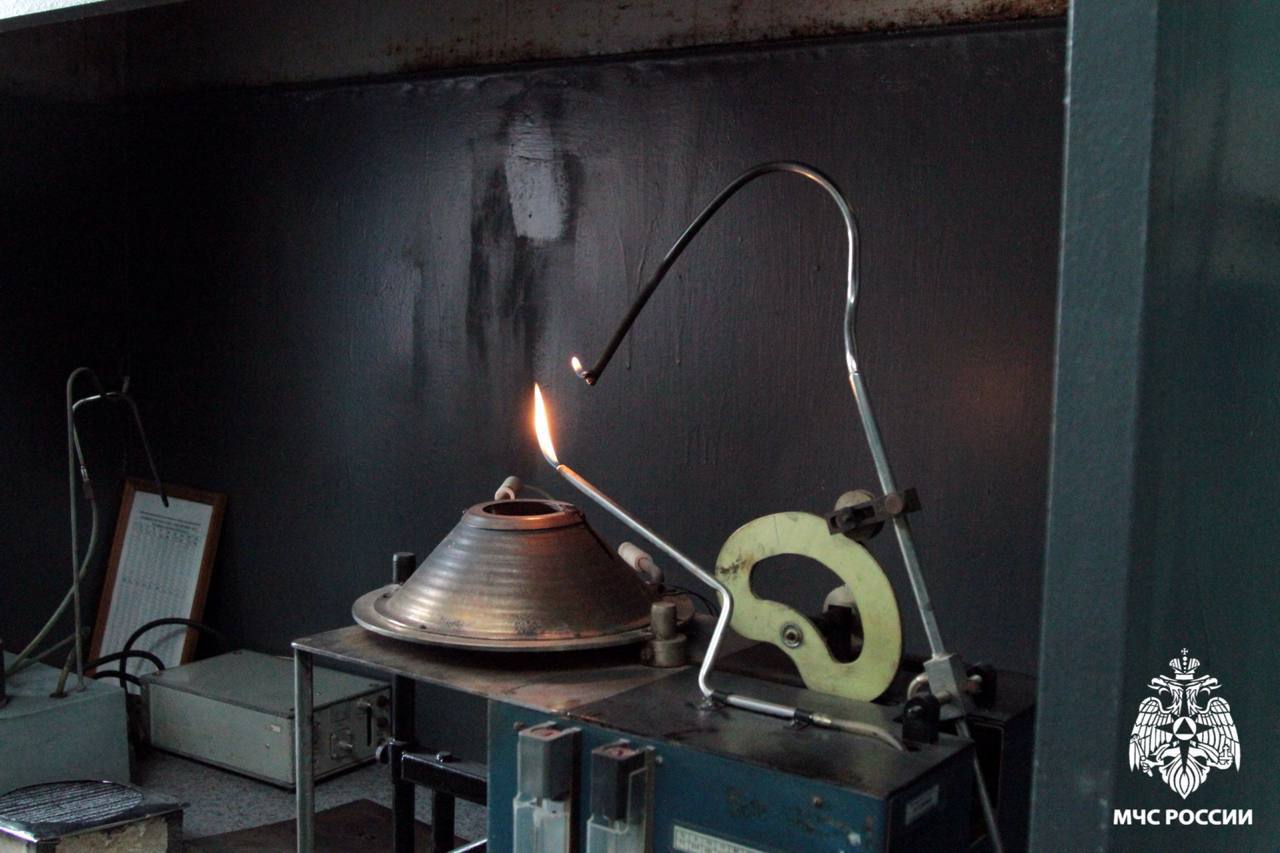 Расследование пожаров. Что привело к пожару, где располагался очаг возгорания и исследование вещдоков с места происшествия – это то, чем занимаются эксперты Испытательной пожарной лаборатории Новосибирской области Расследование пожаров. Что привело к пожару, где располагался очаг возгорания и исследование вещдоков с места происшествия – это то, чем занимаются эксперты Испытательной пожарной лаборатории Новосибирской области