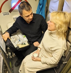 Министр здравоохранения Новосибирской области Ростислав Заблоцкий оказал медпомощь женщине на борту самолета, летевшего из Новосибирска в Москву