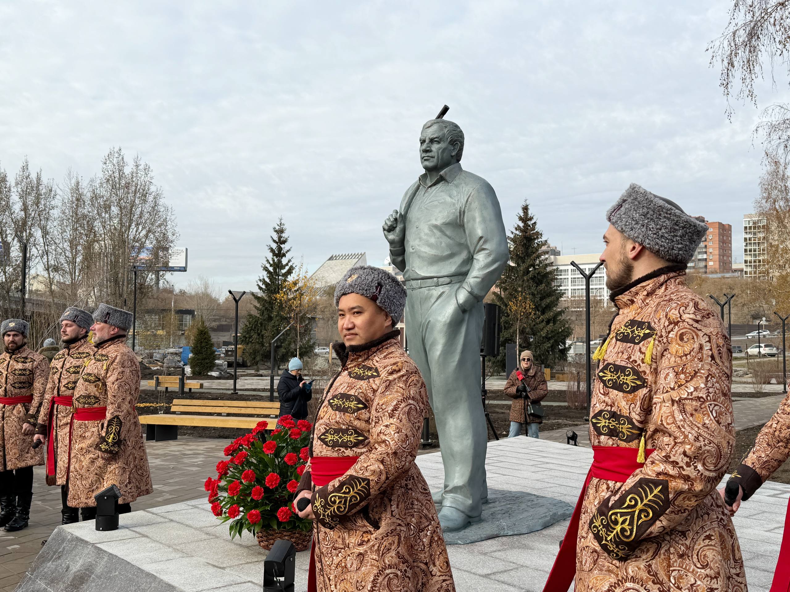 Максим Кудрявцев: Сегодня в Октябрьском районе открыли парк имени Юрия Фёдоровича Бугакова — почётного гражданина Новосибирской области, депутата Заксобрания и основателя «Ирмени»
