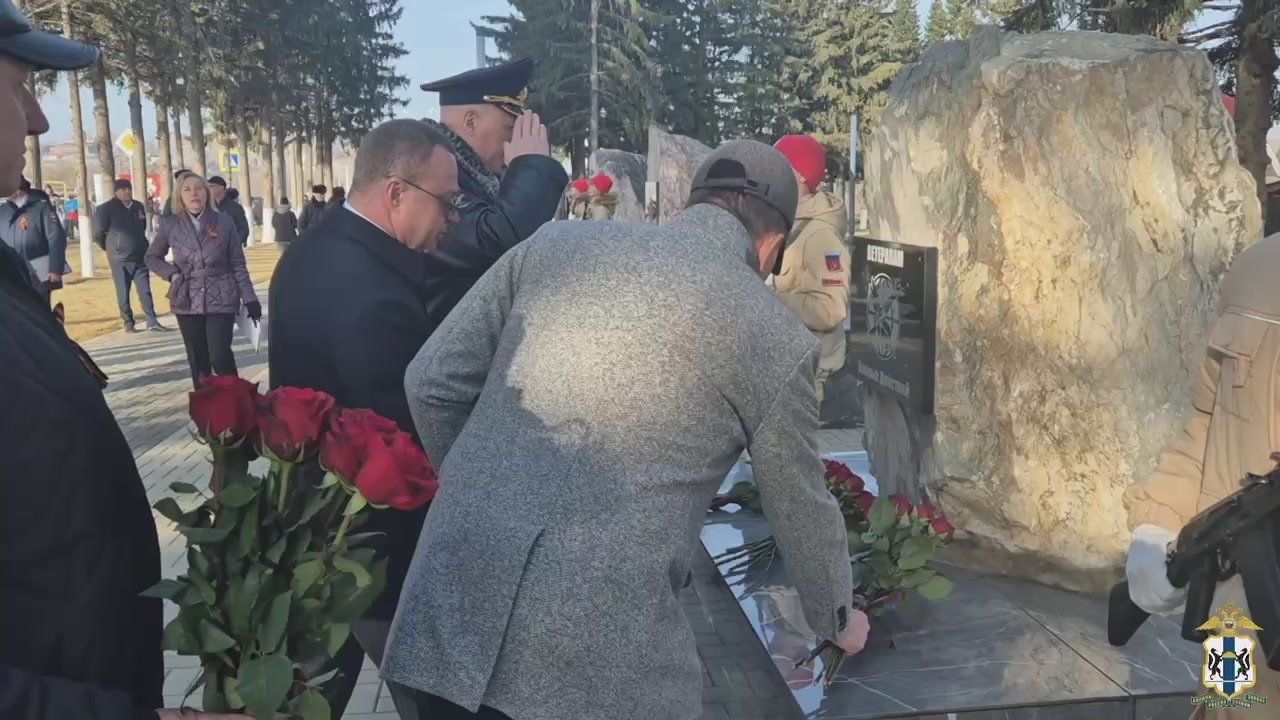 В Маслянинском муниципальном округе районе сотруднику территориального отделения полиции вручены ключи от частного дома