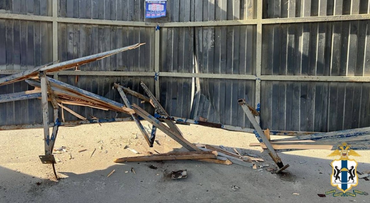 76-летняя женщина на авто въехала в остановку с людьми в Новосибирске, пострадали двое детей