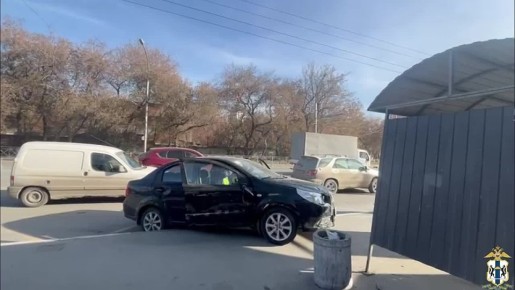 Водитель перепутал педали и влетел в автобусную остановку в Новосибирске