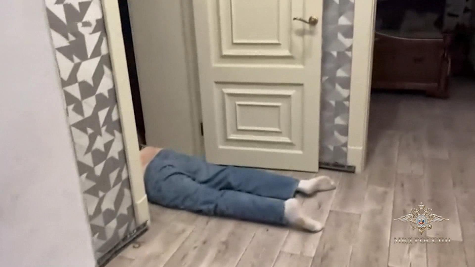 В Новосибирской области полицейские задержали группу вероятных мошенников, которые похищали машины своих клиентов прямо в дороге, забирая их с автовозов