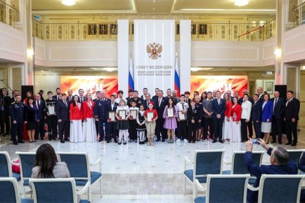 Школьница из Новосибирской области получила награду Совфеда за спасение братьев