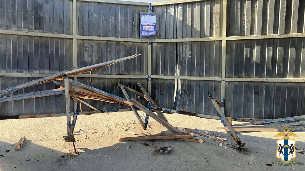 Водитель перепутал педали и влетел в автобусную остановку в Новосибирске Водитель перепутал педали и влетел в автобусную остановку в Новосибирске