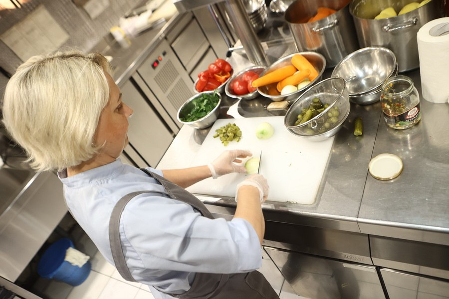 «Горжусь, когда вижу полный зал»: лучший шеф-повар Сибири о любимой работе «Горжусь, когда вижу полный зал»: лучший шеф-повар Сибири о любимой работе