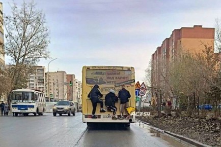 «Зайцы» попали в объектив автомобилистов на улице Пархоменко