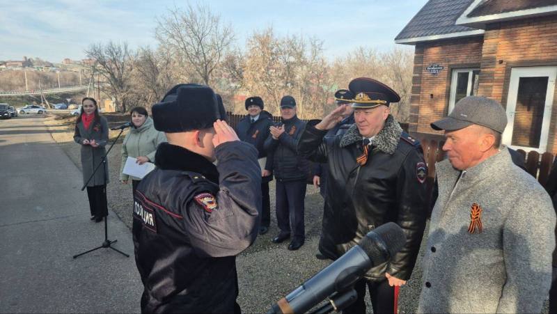 В Маслянинском муниципальном округе районе сотруднику территориального отделения полиции вручены ключи от частного дома В Маслянинском муниципальном округе районе сотруднику территориального отделения полиции вручены ключи от частного дома