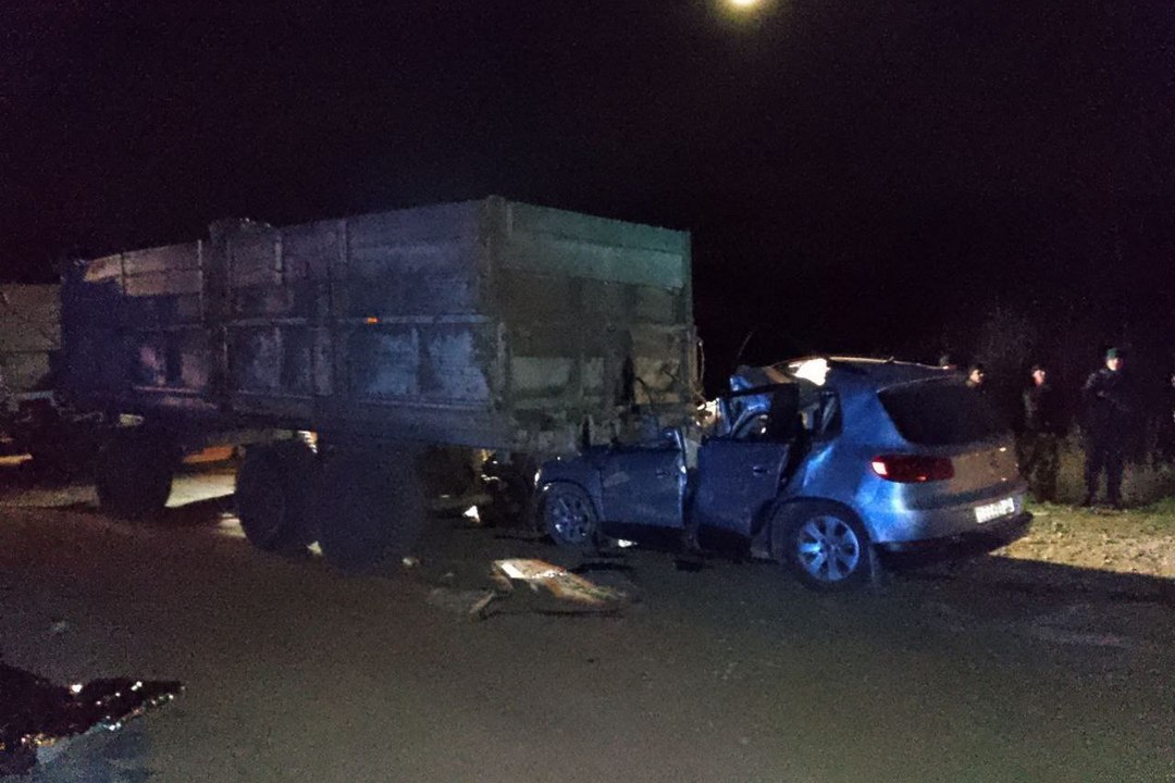 Водитель иномарки погиб, влетев в трактор с полуприцепом в Новосибирской области Водитель иномарки погиб, влетев в трактор с полуприцепом в Новосибирской области