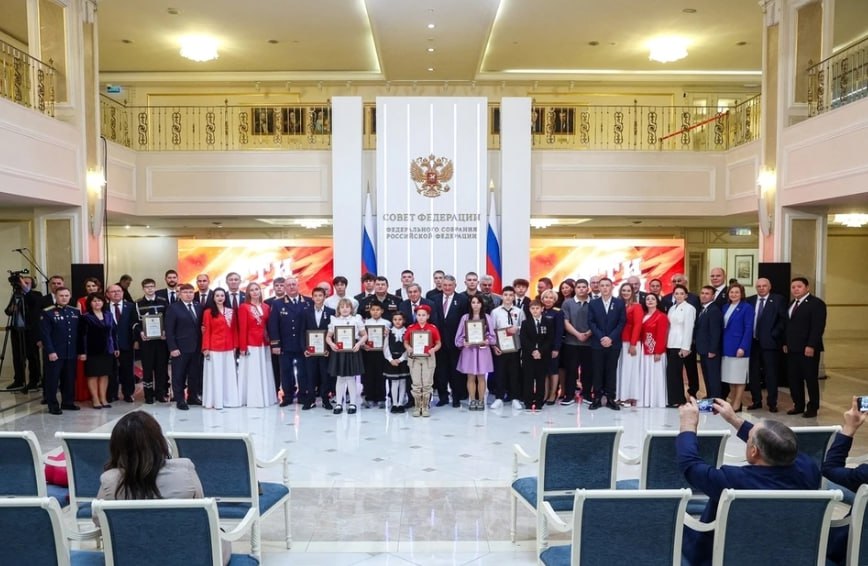 Девятилетнюю школьницу из Новосибирской области наградили за спасение братьев